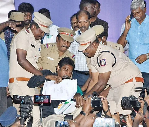பேனா சின்னம் கருத்து கேட்புக் கூட்டத்தில் வாக்குவாதம்!