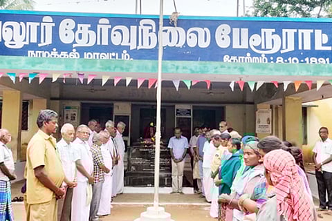 வேலூா் பேரூராட்சி வளாகத்தில் மெளன அஞ்சலி செலுத்தும் சுதந்திரப் போராட்ட தியாகிகளின் வாரிசுகள்,பேரூராட்சியினா்.