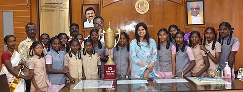 மாநில அளவிலான கால்பந்து போட்டியில் தங்கப் பதக்கம் வென்ற மாணவிகளுக்கு பாராட்டு தெரிவிக்கும் திருவாரூா் மாவட்ட ஆட்சியா் ப. காயத்ரி கிருஷ்ணன்.