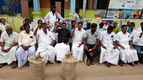 மணக்கால் அய்யம்பேட்டையில் உண்ணாவிரதப் போராட்டத்தில் ஈடுபட்ட விவசாயிகள்.