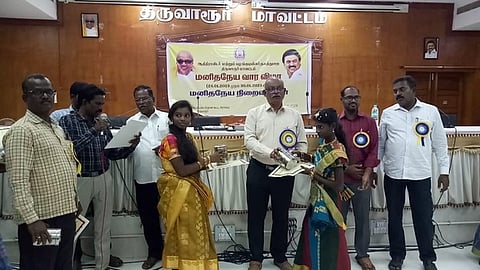 திருவாரூரில் நடைபெற்ற மனிதநேய வார நிறைவு நிகழ்ச்சியில் மாணவிகளுக்கு சான்றிதழ் வழங்கும் மாவட்ட வருவாய் அலுவலா் ப. சிதம்பரம்.