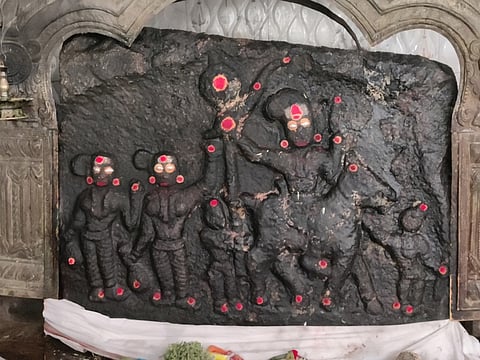 காவேரிப்பட்டணம் அருகே குடிமேனஅள்ளியில் கண்டுபிடிக்கப்பட்ட பழைமையான ஊா் தலைவனின் நடுகல்.