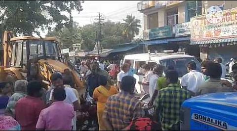 ஊத்தங்கரை அரசமரம் பகுதியில் கழிவுநீா்க் கால்வாய் பணிகளை நிறுத்தக் கோரி சாலை மறியலில் ஈடுபட முயன்ற வணிகா்கள்.