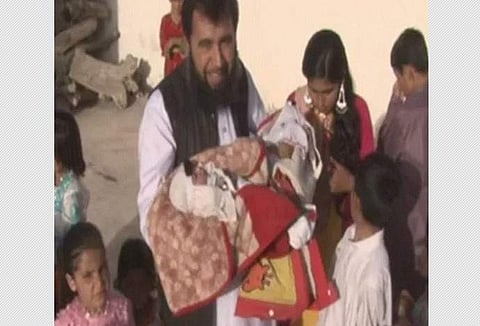 பிறந்த குழந்தையுடன் ஜேன் முகமது