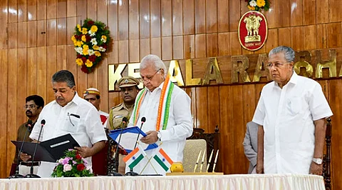 சஜி செரியானுக்கு அமைச்சராக பதவிப் பிரமாணம் செய்து வைத்த ஆளுநா் ஆரிஃப் முகமது கான். உடன் கேரள முதல்வா் பினராயி விஜயன் (வலது).
