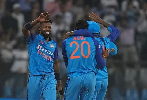 பந்துவீச்சைத் தேர்வு செய்த இந்தியா: அணியில் இரண்டு மாற்றங்கள்