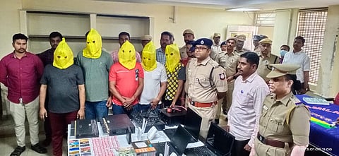 திருப்பூரில் ஆன்லைன் கடன் செயலி மூலமாக மோசடியில் ஈடுபட்டது தொடர்பாக கைது செய்யப்பட்ட நபர்களுடன் மாவட்ட காவல் கண்காணிப்பாளர் கோ.சஷாங்க் சாய் உள்ளிட்டோர்.