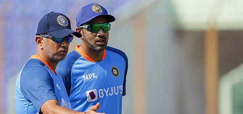 டிராவிட் - அஸ்வின் (வலது)