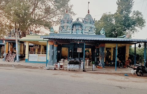 மூவரைவென்றானில் உள்ள வழிவிடுமுருகன்.