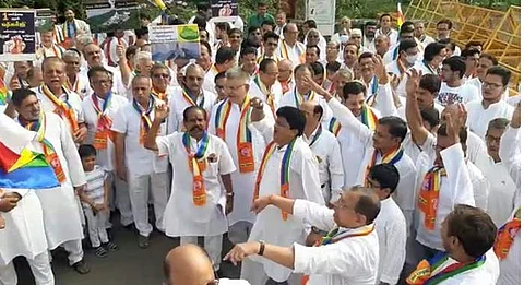 சேலத்தில் கண்டன ஆர்ப்பாட்டத்தில் ஈடுபட்ட ஜெயின் சமூகத்தினர்.