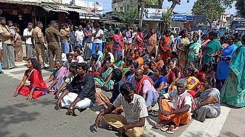 கம்பத்தில் மூதாட்டி தற்கொலை: உறவினர்கள் சாலை மறியல்!