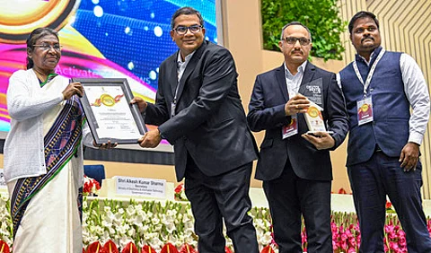 புது தில்லியில் சனிக்கிழமை நடைபெற்ற எண்ம இந்தியா விருது வழங்கும் நிகழ்ச்சியில் விருதுகளை வழங்கிய குடியரசுத் தலைவா் திரௌபதி முா்மு.