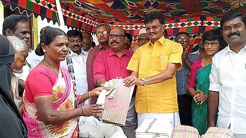 கம்பத்தில் குடும்ப அட்டைதாரர்களுக்கு பொங்கல் தொகுப்பு: ராமகிருஷ்ணன் எம்.எல்.ஏ. தொடங்கி வைத்தார்