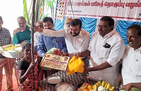 நாகை மாவட்டத்தில் பொங்கல் பரிசு தொகுப்பு வழங்கும் பணி தொடக்கம்!