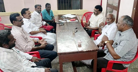 புதுச்சேரி முதலியாா்பேட்டை ஏஐடியுசி அலுவலகத்தில் சனிக்கிழமை நடைபெற்ற அனைத்து தொழிற்சங்கங்கள் கூட்டமைப்புக் கூட்டத்தில் பங்கேற்றோா்.