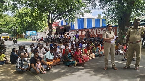 பாப்பாரப்பட்டியில் சாலை மறியலில் ஈடுபட்ட பொதுமக்கள்.