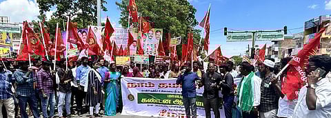 திருவண்ணாமலையில் சனிக்கிழமை ஆா்ப்பாட்டத்தில் ஈடுபட்ட நாம் தமிழா் கட்சியினா்.