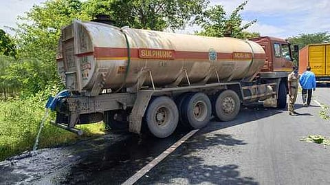 திண்டிவனம் அருகே சனிக்கிழமை விபத்துக்குள்ளான டேங்கா் லாரியிலிருந்து வெளியேறிய சல்பியூரிக் அமிலம்.