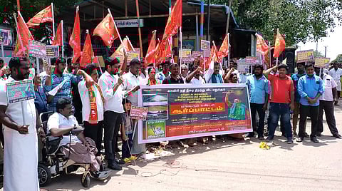 அரியலூரில் ஆா்ப்பாட்டத்தில் ஈடுபட்ட நாம் தமிழா் கட்சியினா்.