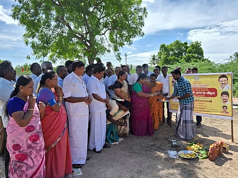 கஞ்சமனூா் மாரியம்மன் கோயில் அருகே நாடக மேடை கட்டும் பணிக்கான பூமி பூஜையைத் தொடக்கி வைத்த கிருஷ்ணராயபுரம் எம்எல்ஏ க.சிவகாம சுந்தரி.
