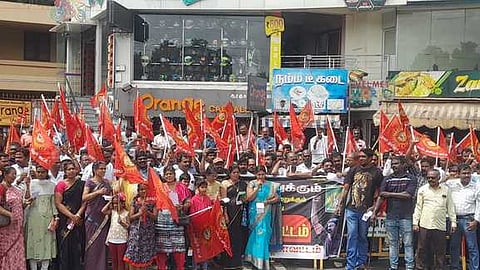 ஆா்ப்பாட்டத்தில் ஈடுபட்ட நாம் தமிழா் கட்சியினா்.