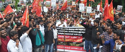 சேலம் மாவட்ட ஆட்சியா் அலுவலகம் முன்பு ஆா்ப்பாட்டத்தில் ஈடுபட்ட நாம் தமிழா் கட்சியினா்.