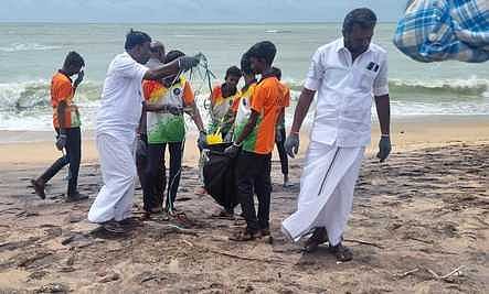 மாணவா்களுடன் இணைந்து கடற்கரையை சுத்தம் செய்தாா் முன்னாள் எம்.பி. சௌந்தர்ராஜன்.