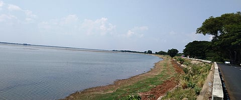 நீா்மட்டம் சரிந்து காணப்படும் வீராணம் ஏரி.