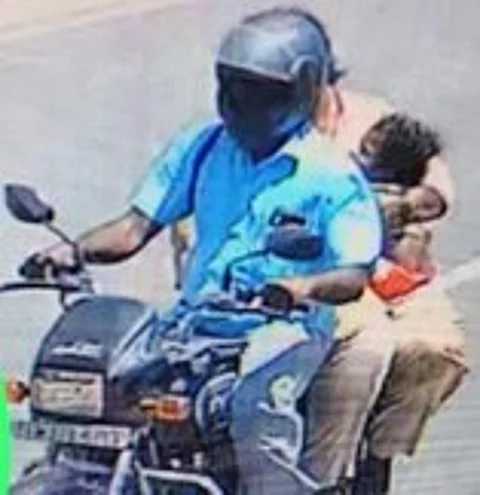 குழந்தையைக் கடத்தி செல்லும் தம்பதி.