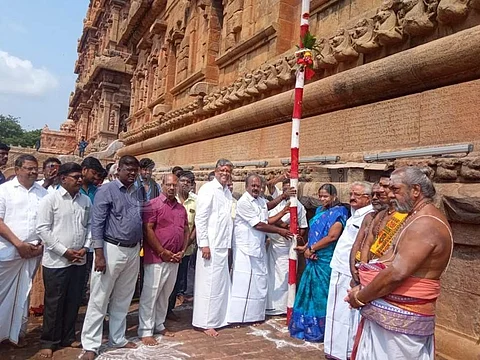 தஞ்சாவூர் பெரிய கோயிலில் சதய விழாவுக்காக புதன்கிழமை நடைபெற்ற பந்தல் கால் நடும் நிகழ்ச்சியில் பங்கேற்றவர்கள்.