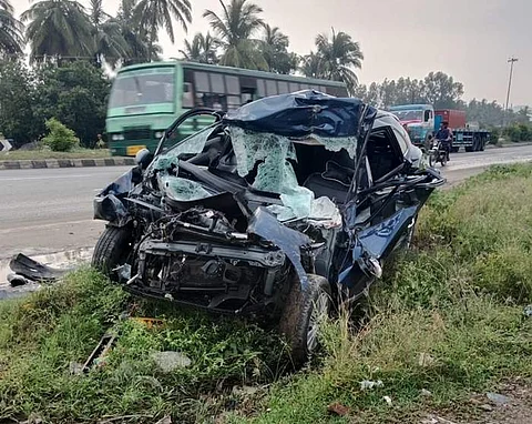 கிருஷ்ணகிரி அருகே கண்டெய்னர் லாரி மீதுமோதி விபத்துக்குள்ளான கார்