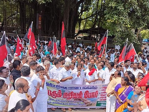 காவிரியில் தண்ணீர் திறந்தவிடக் கோரி புதன்கிழமை திருச்சியில் போராட்டத்தில் ஈடுபட்ட 300-க்கும் மேற்பட்டோர்.