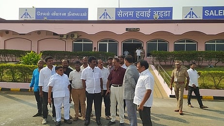 விமான சேவை தொடங்குவதையொட்டி முன்னேற்பாடு பணிகளைப் பாா்வையிட்ட சேலம் மக்களவை உறுப்பினா் எஸ்.ஆா்.பாா்த்திபன், அதிகாரிகள்.