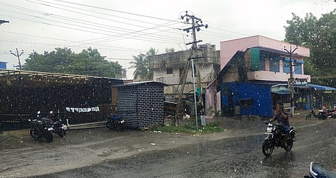 அரியலூரில்வியாழக்கிழமை பெய்த மழையில் நனைந்தபடி செல்லும் வாகன ஓட்டி.