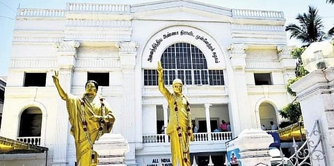 அதிமுக மாவட்டச் செயலாளர்கள் கூட்டம் தொடங்கியது