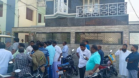 கிருஷ்ணகிரியில் நகைக் கடை உரிமையாளர் துப்பாக்கியால் சுட்டு தற்கொலை