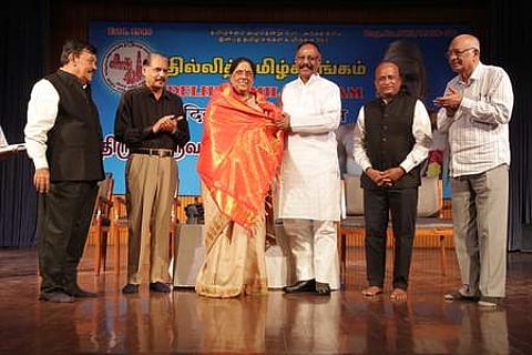 சரஸ்வதி சம்மான விருது பெற்ற எழுத்தாளா் சிவசங்கரிக்கு தில்லி தமிழ்ச் சங்கத்தில் வெள்ளிக்கிழமை நடைபெற்ற பாராட்டு விழாவில் பங்கேற்று அவரைக் கௌரவித்த தினமணி ஆசிரியா் கி. வைத்தியநாதன்.