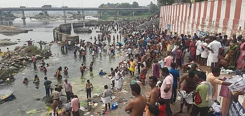 மகாளய அமாவாசை: பவானி கூடுதுறையில் மூதாதையருக்கு திதி, தர்ப்பணம் கொடுத்து வழிபாடு