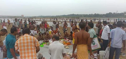 திருச்சியில் ஸ்ரீரங்கம் காவிரியாற்றின் அம்மா மண்டபம் படித்துறையில் முன்னோர்களுக்கு திதி கொடுக்க திரண்டுள்ள மக்கள் கூட்டம்