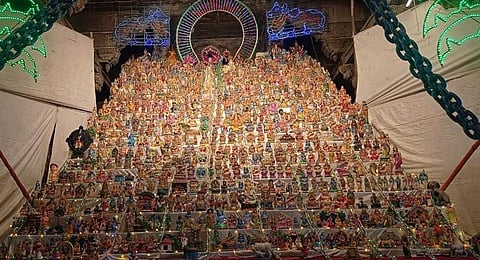 சிதம்பரம் நடராஜர் கோயிலில் வைக்கப்பட்டுள்ள மெகா கொலு.
