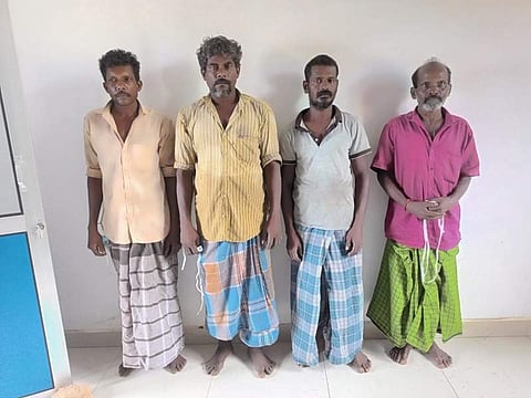 27 மீனவர்கள், 5 விசைப்படகுகளுடன் இலங்கை கடற்படையினர் சிறைபிடிப்பு!