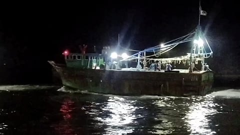 தூத்துக்குடியில் 3 நாள்களுக்குப் பின் கடலுக்குச் சென்ற விசைப்படகு மீனவா்கள்