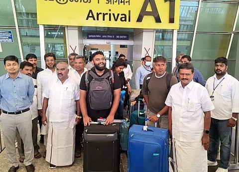 இஸ்ரேலில் இருந்து கோவை சர்வதேச விமான நிலையத்திற்கு வந்தவர்களை வரவேற்ற அமைச்சர் செஞ்சி மஸ்தான், ஆட்சியர் கிராந்திகுமார் பாடி உள்ளிட்டோர்.