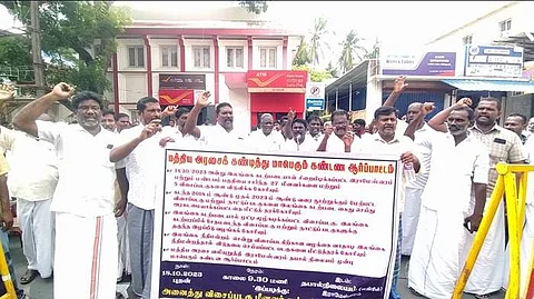 ராமேசுவரம் மீனவர்கள் மற்றும் படகுகளை விடுவிக்க மத்திய, மாநில அரசுகள் நடவடிக்கை எடுக்கக் கோரி தபால் அலுவலகம் முன்பு ஆர்ப்பாட்டத்தில் ஈடுபட்டனர்.