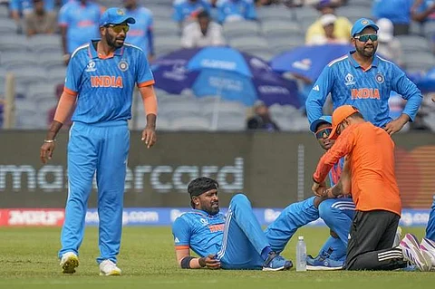 ஆடுகளத்தை விட்டு வெளியேறிய ஹார்திக் பாண்டியா; பந்துவீசிய விராட் கோலி!
