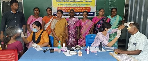 இலவச கண் சிகிச்சை முகாமில் பங்கேற்ோா்.