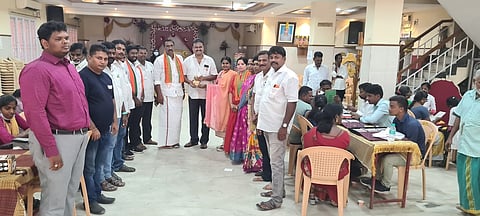 இலவச மருத்துவ முகாமில் பங்கேற்றோா்.