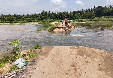 குடியாத்தம் அருகே பாலாற்று வெள்ளத்தில் அடித்துச் செல்லப்பட்ட மண் பாதை.