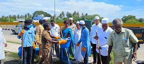 மேல்விஷாரம் நகா்மன்றத் தலைவா் எஸ்.டி.முகமது அமீன் தலைமையில் நடைபெற்ற தூய்மைப் பணி.