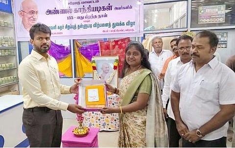 ஈரோடு காதிகிராப்ட் விற்பனை நிலையத்தில் தீபாவளி சிறப்பு விற்பனையைத் தொடங்கிவைக்கிறாா் மாவட்ட ஆட்சியா் ராஜகோபால் சுன்கரா.